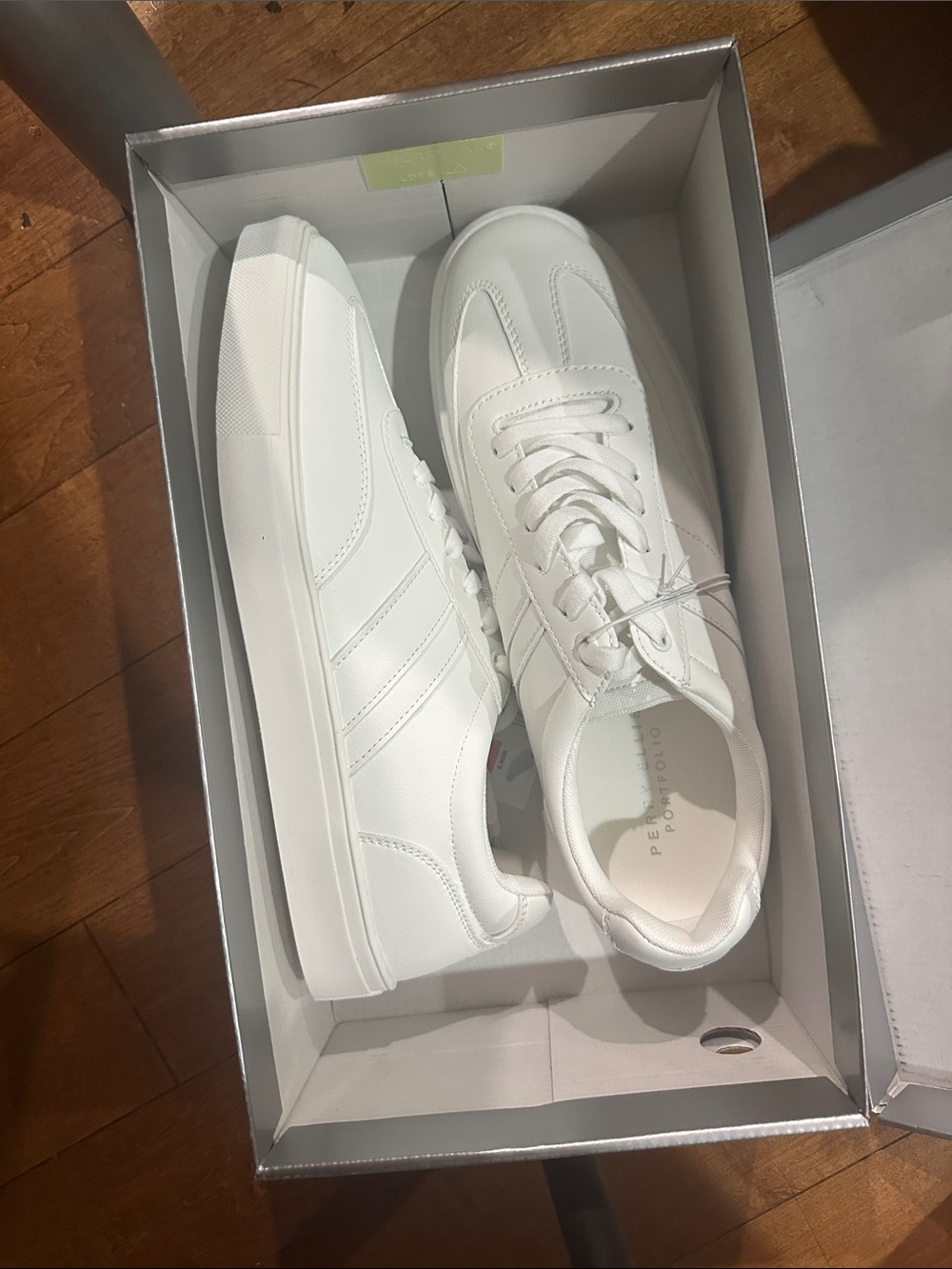 NIB Perry Ellis Mens Size 10.5 White Faux Leather Lace Up Low Top Sneaker Shoes